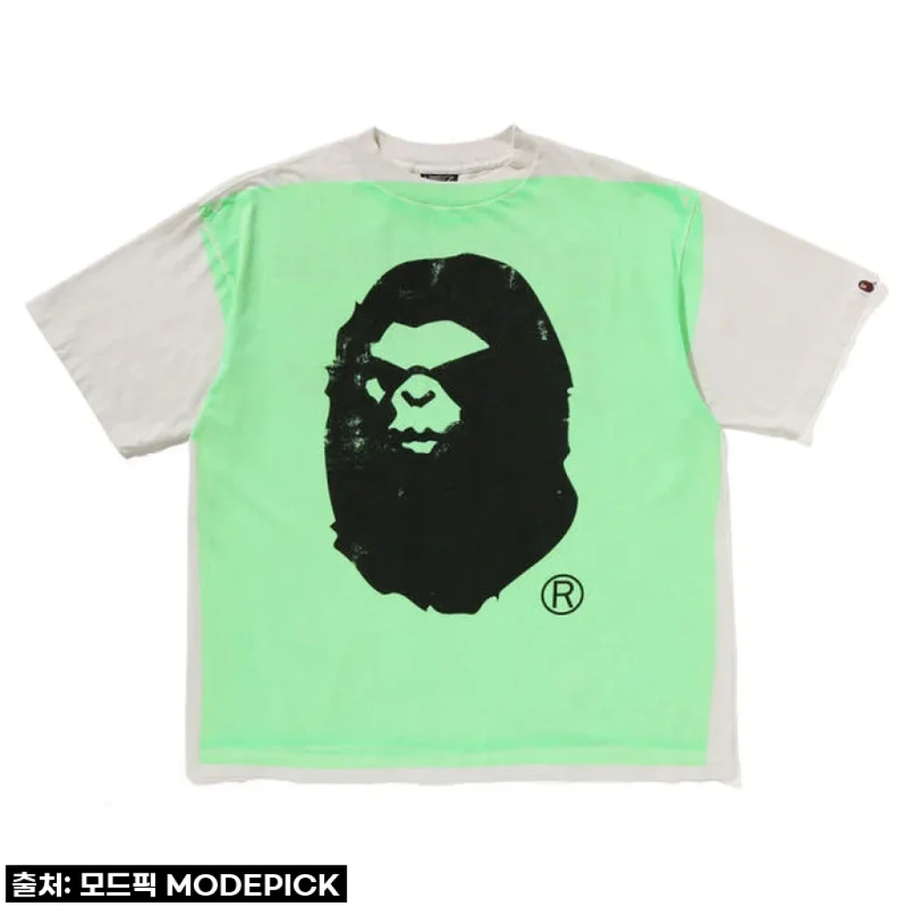 베이프 X SAINT MXXXXXX MAD FACE HANDPRINTING TEE: 올여름, 당신의 스타일을 완성할 단 하나의 티셔츠!