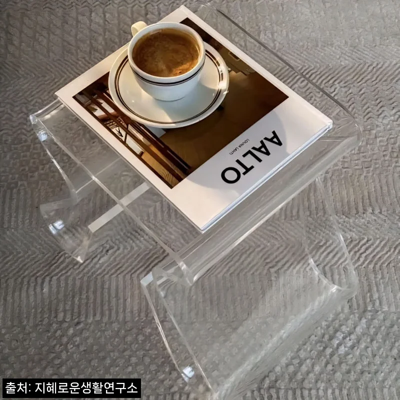 움브라 마지노 스툴, 투명한 곡선 하나로 현관과 거실 분위기를 바꾸는 디자인 스툴 후기