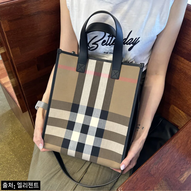 버버리 캔버스 체크 스몰 북 토트백 브라운 80845521, 클래식하게 오래 들기 좋은 이슈템